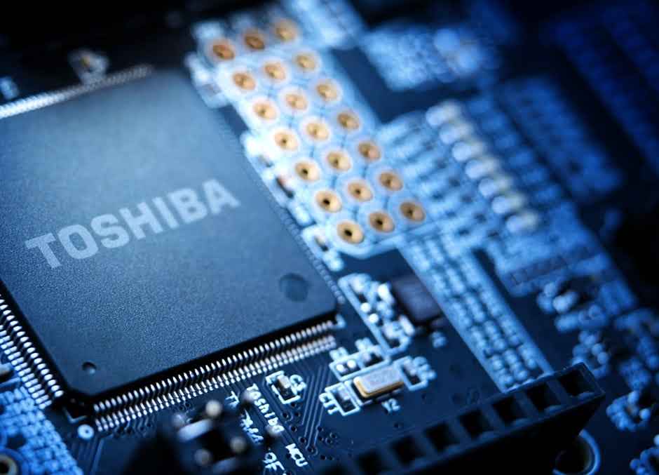 Close-up of a Toshiba semiconductor chip overlaid on the internal components of a hard drive, illustrating Toshiba’s advanced semiconductors and data storage solutions.